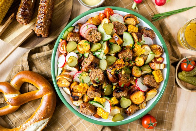 Pflanzlicher Beyond Meat Brezelsalat: Jetzt mit Beyond Sausage selbst ausprobieren