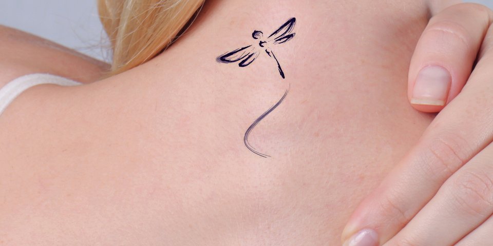 Oberarm schmetterling tattoo blumen Marsha Ambrosius