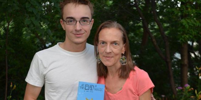 Mutter mit Geschenk: Stryker und seine Mutter posieren mit ihrem Buch Mutter mit Geschenk: Stryker und seine Mutter posieren mit ihrem Buch