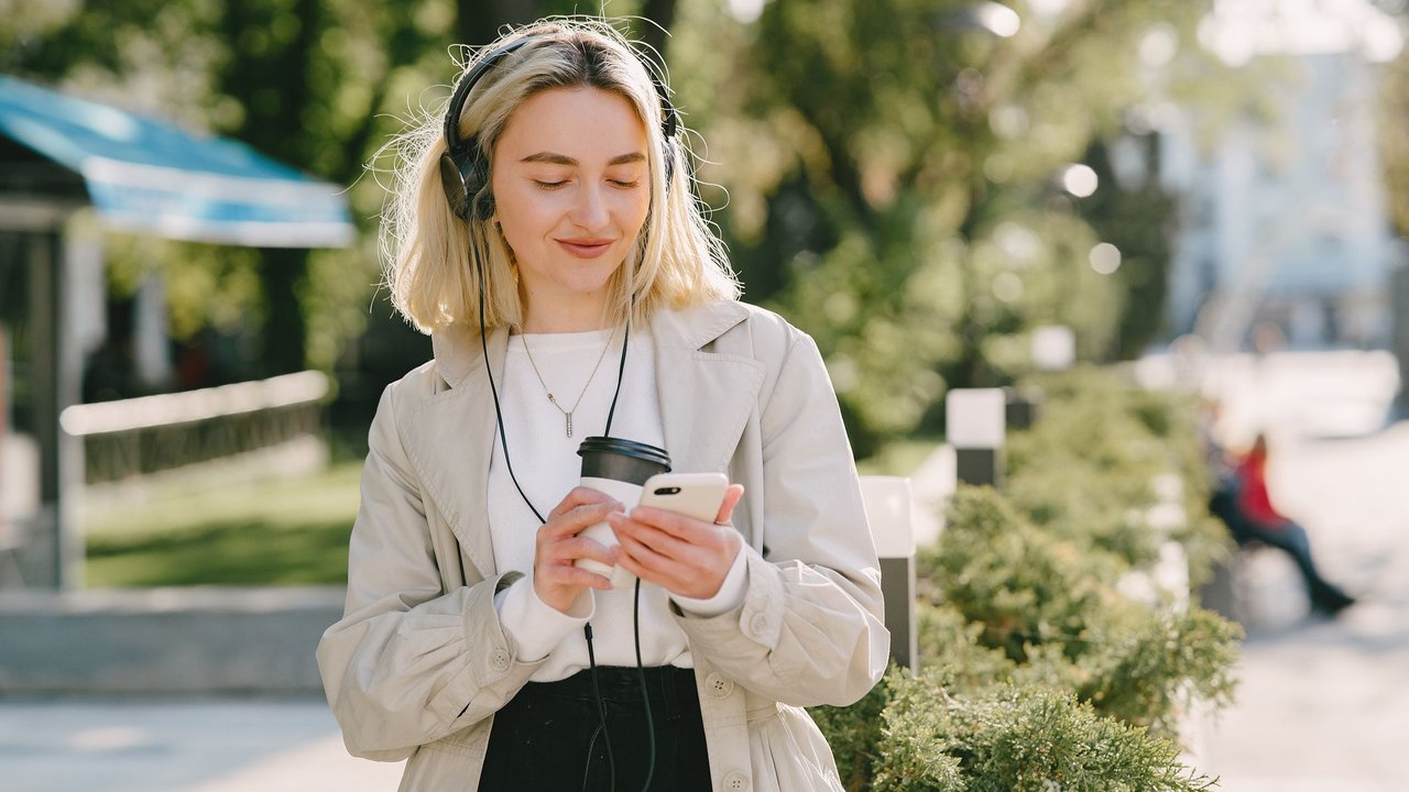 Frau&#x20;h&#x00F6;rt&#x20;Musik