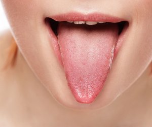 Zunge reinigen: 5 Hausmittel, die säubern