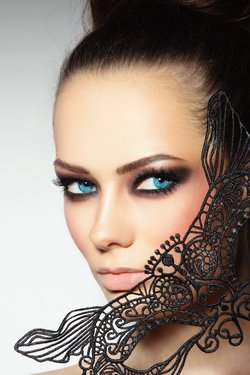Model schwarze haare blaue augen