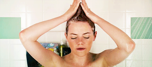 Emma Stone wäscht sich die Haare