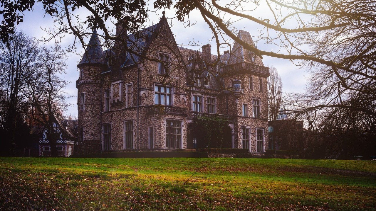 Ein Internat scheint die Rettung, doch sind die Opfer dort sicher?