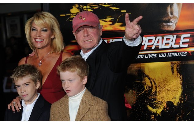 Tony Scott mit seiner Familie auf dem roten Teppich. Tony Scott mit seiner Familie auf dem roten Teppich.