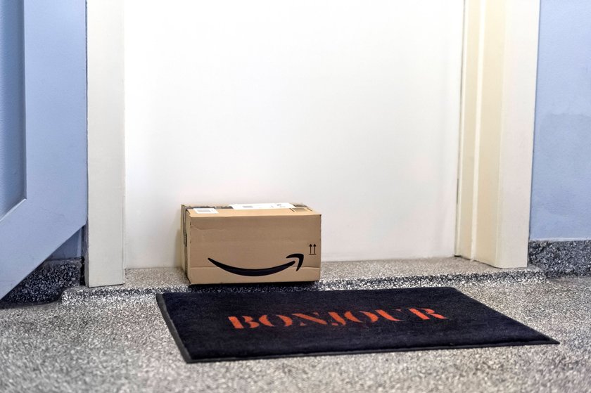 Amazon Paket vor einer Tür