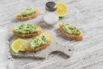 Aufstrich mit Avocado, Joghurt und Limetten Aufstrich mit Avocado, Joghurt und Limetten