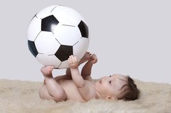 Baby, 7 Monate, spielt. Baby, 7 Monate, spielt.