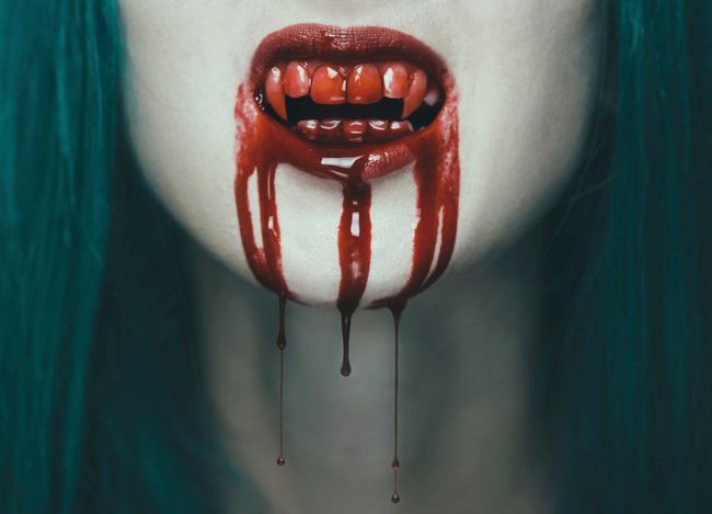 Vampirzähne blutig