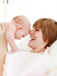 Es ist wichtig, dass Mutter und Kind eine Beziehung aufbauen. Es ist wichtig, dass Mutter und Kind eine Beziehung aufbauen.