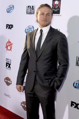 Charlie Hunnam auf dem roten Teppich Charlie Hunnam auf dem roten Teppich
