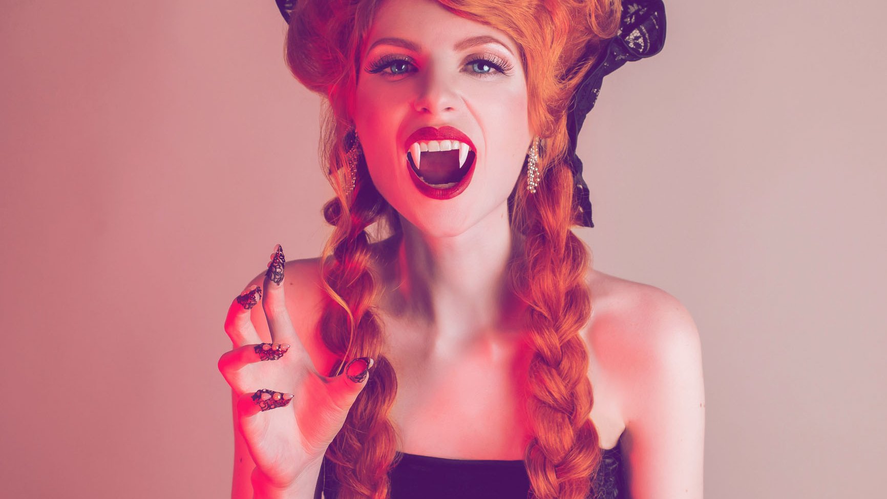 Genialer-DIY-Trick-Vampirz-hne-aus-Kunstn-geln-in-Minuten