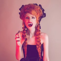 Vampirzähne selbst machen: Genialer Hack aus Kunstnägeln