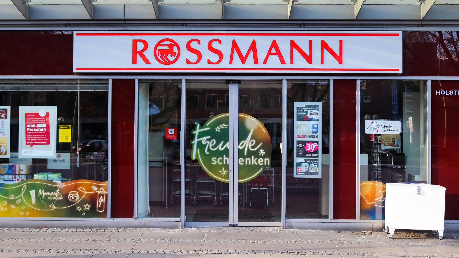Bleib-cool-Dieser-Gesichtsroller-von-Rossmann-sorgt-im-Sommer-f-r-einen-matten-Teint