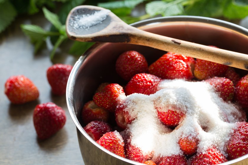 Erdbeeren mit Zucker in einem Topf