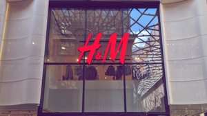 Nicht schwarz, nicht grau: Unseren Schal tragen wir jetzt in dieser Farbe (entdeckt bei H&M)