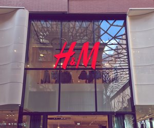 Nicht schwarz, nicht grau: Unseren Schal tragen wir jetzt in dieser Farbe (entdeckt bei H&M)
