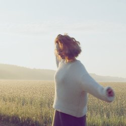 Kleid mit Pullover kombinieren: Stylische Ideen für die Übergangszeit