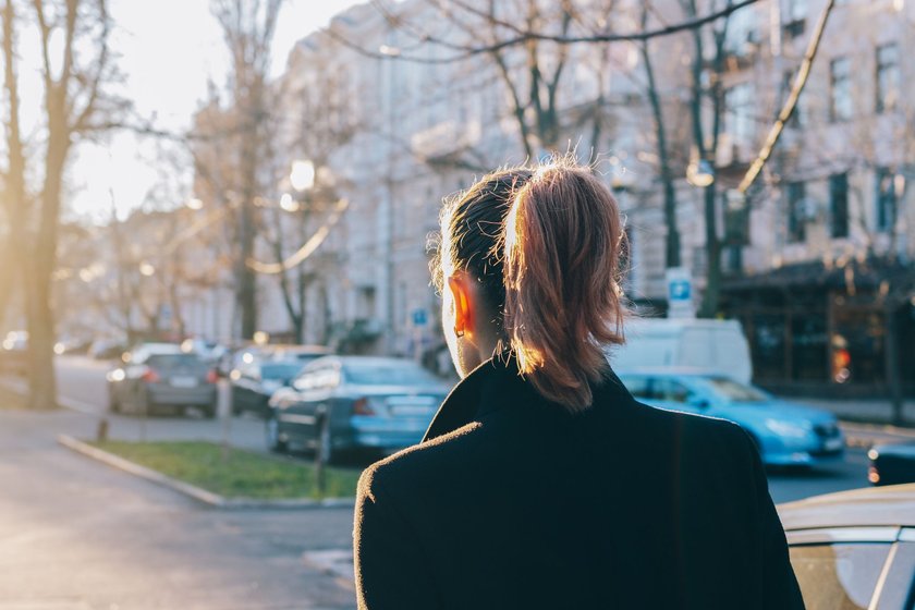 Eine Frau ist in einer Stadt auf einem Weg unterwegs