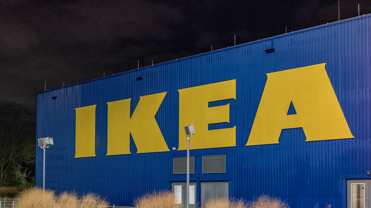 Ikea bietet einen schicken Kurzflorteppich zum Schnäppchenpreis.