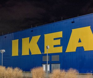 Der Ikea-Teppich in in Elfenbeinweiß macht dein Wohnzimmer sofort gemütlicher