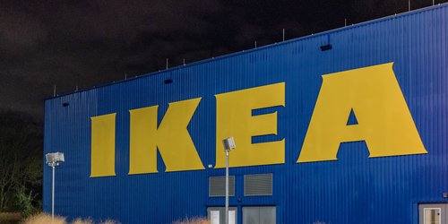 Der Ikea-Teppich in in Elfenbeinweiß macht dein Wohnzimmer sofort gemütlicher