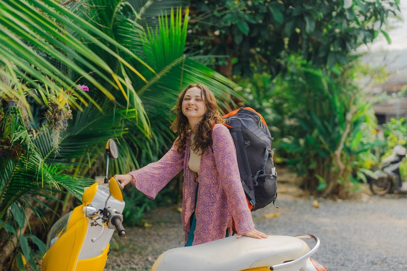 Frau in Asien mit Rucksack und Roller