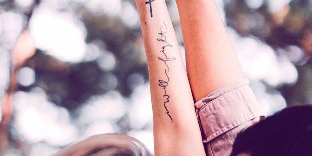 Kurze Tattoo-Sprüche: 27 besondere Sätze, die wortwörtlich unter die Haut gehen