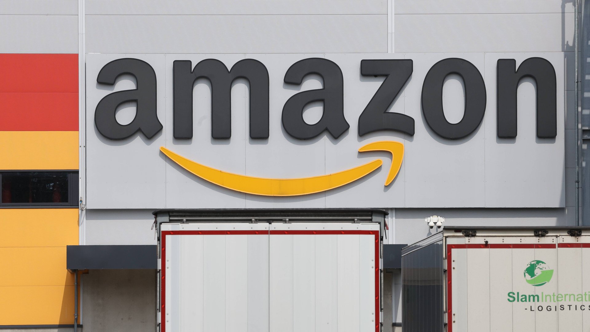 Dieser-k-nstliche-Amazon-Weihnachtsbaum-bringt-M-rchenstimmung-ins-Wohnzimmer