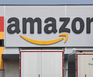 Du hast noch keinen Weihnachtsbaum? Bei Amazon bekommst du eine künstliche Tanne zum Sparpreis