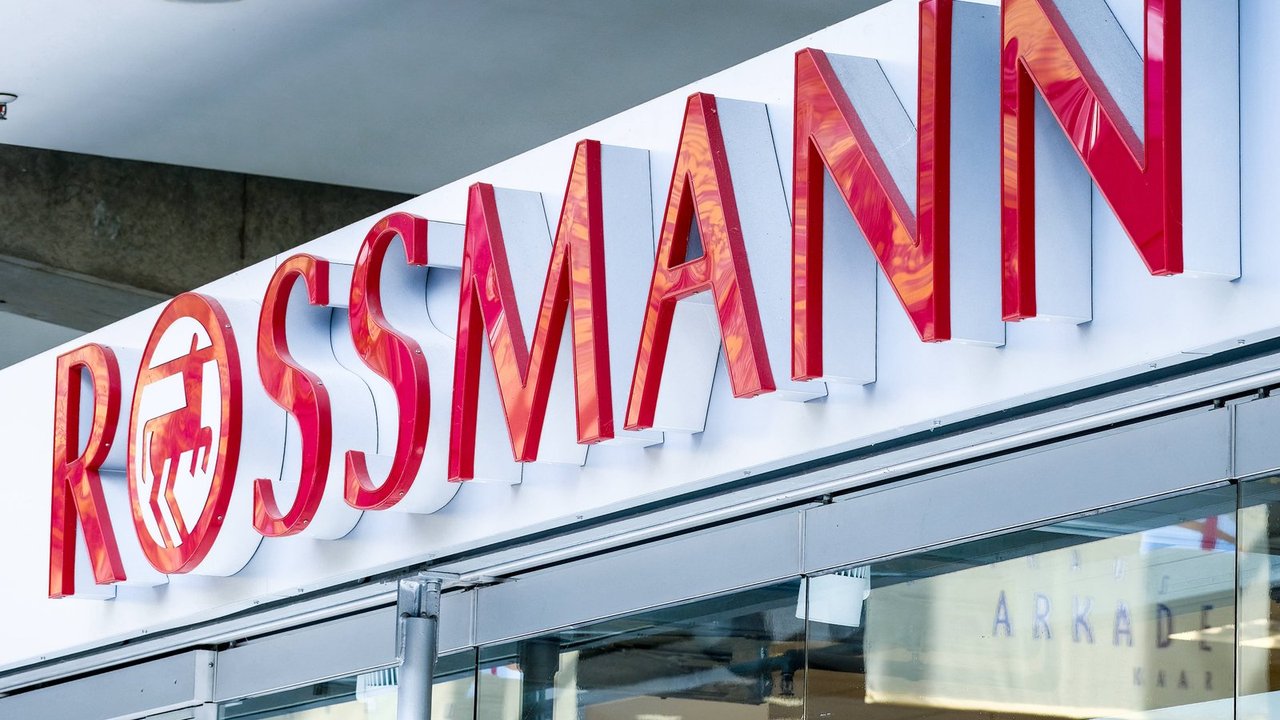 Diese hellgrüne Akku-Tischleuchte von Rossmann sorgt für stilvolle Lichtakzente.