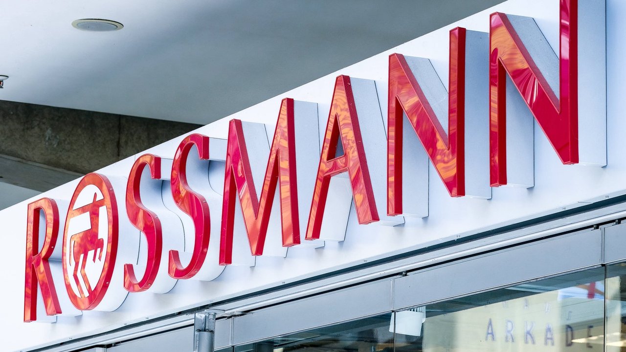 Diese hellgrüne Akku-Tischleuchte von Rossmann sorgt für stilvolle Lichtakzente.
