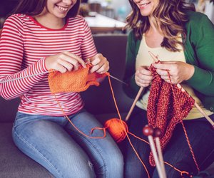 Häkeln, Puzzeln und Co.: Warum wir „Grandma Activities“ gerade jetzt so sehr lieben