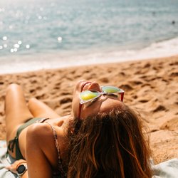 Perfekt für den Sommer: Das Bräunungsöl von Rossmann ist ein Must-have für deine Strandtasche