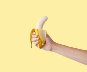 Nach dem Banane schälen solltest du dir die Hände waschen!