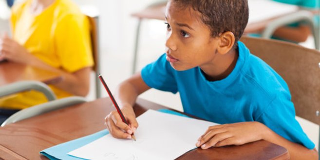 Fremdsprachen: Junge im Schulunterricht Fremdsprachen: Junge im Schulunterricht