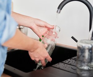 Schluss mit hartnäckigen Rückständen: Reinige deine Glasflaschen jetzt mühelos