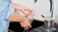 Schluss mit hartnäckigen Rückständen: Reinige deine Glasflaschen jetzt mühelos