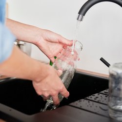So werden deine Glasflaschen im Handumdrehen sauber - schneller geht's nicht!