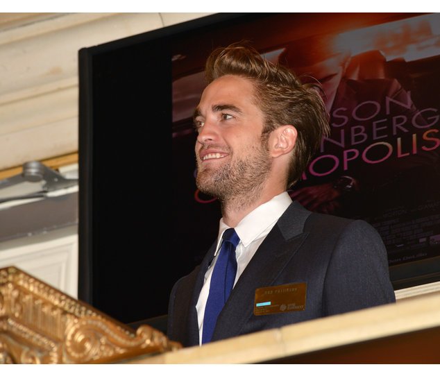 Robert Pattinson im Anzug. Robert Pattinson im Anzug.
