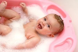 Baby, 5 Monate, beim Baden. Baby, 5 Monate, beim Baden.