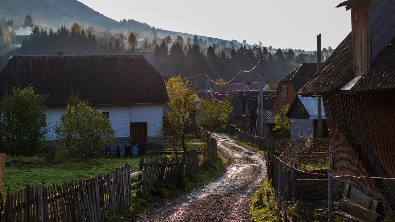 In einem verschlafenen kleinen Dorf will Claire mit ihrem Sohn neu anfangen, doch wird Zeuge eines großen Unglücks.