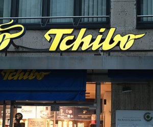 Glamouröser Hingucker: Der prachtvolle Samt-Gold-Hocker von Tchibo auf dem Prüfstand