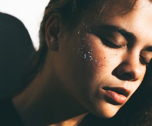 Frühlingsglanz für dein Make-up – mit dem Perlmutt-Highlighter, den alle lieben