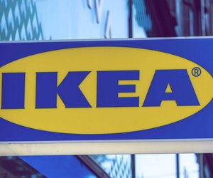 Mit der praktischen Bambus-Drehplatte von Ikea bleibt die Arbeitsplatte organisiert