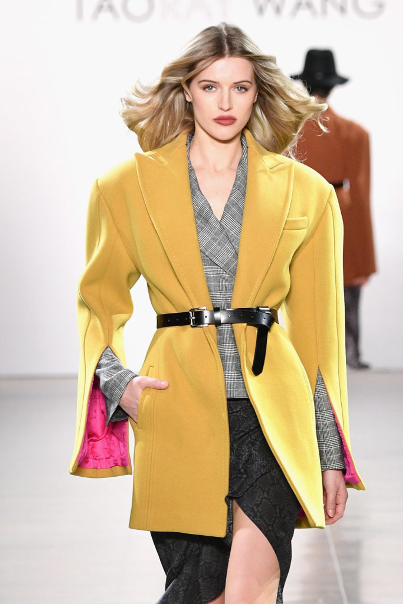 Model Fashion Show bunte Jacke Model Fashion Show bunte Jacke