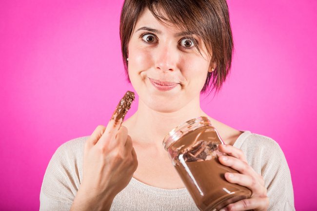 Nutella oder Kuchenteig von den Fingern abzuschlecken schmeckt einfach so viel besser wie mit dem Löffel!