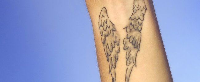 Ab in die Luft: 94 Inspirationen & Vorlagen für ein Flügel-Tattoo