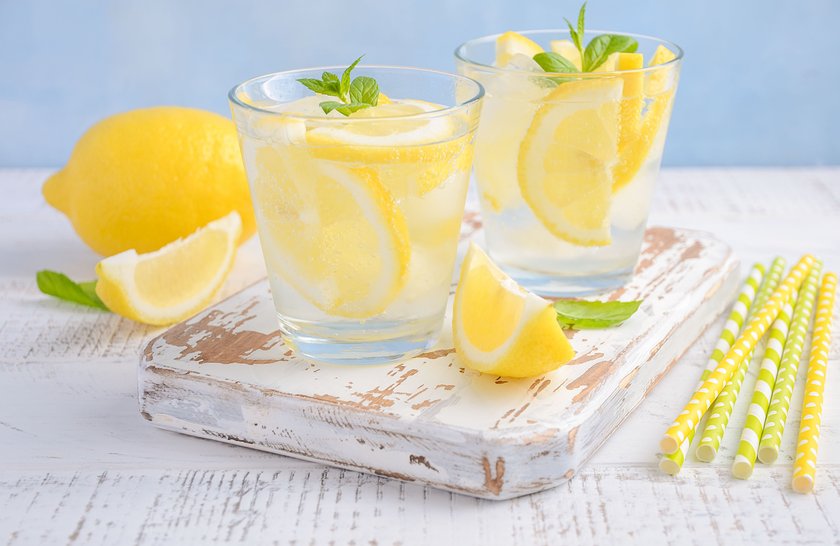 Wasser mit Zitronenscheiben