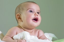Baby, 4 Monate, ohne Windel. Baby, 4 Monate, ohne Windel.